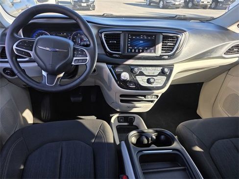 Used 2020 Chrysler Pacifica Touring image 12