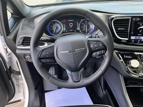 Used 2024 Chrysler Pacifica Limited w/ Uconnect Theater Family Group FWD image 33