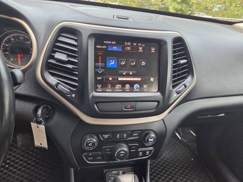 Used 2016 Jeep Cherokee Latitude w/ Cold Weather Group AWD/4WD image 12