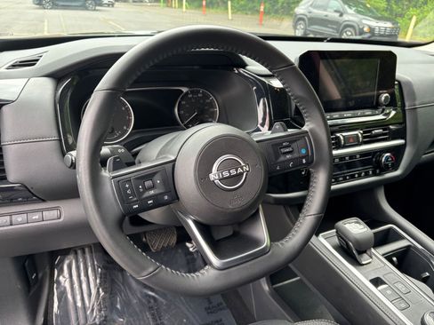 Used 2025 Nissan Pathfinder SV AWD/4WD image 30