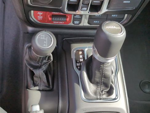 Used 2025 Jeep Gladiator Rubicon w/ Safety Group AWD/4WD image 18