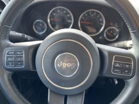 Used 2018 Jeep Wrangler Rubicon w/ Power Convenience Group image 18