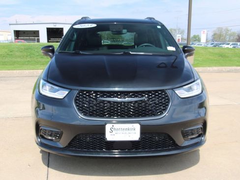 Used 2023 Chrysler Pacifica Touring-L w/ S Appearance Package image 2
