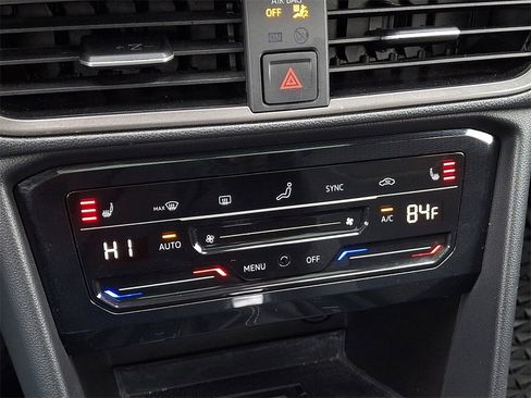 Certified 2025 Volkswagen Taos SE image 16