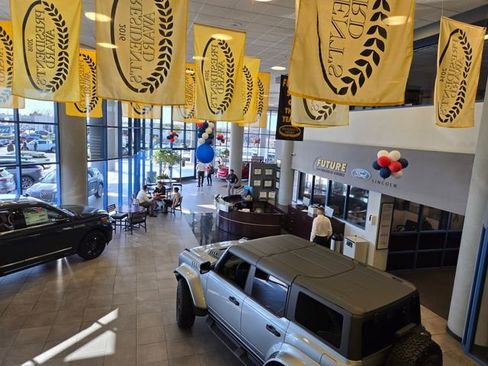 Used 2017 GMC Sierra 1500 SLE w/ SLE Value Package image 12