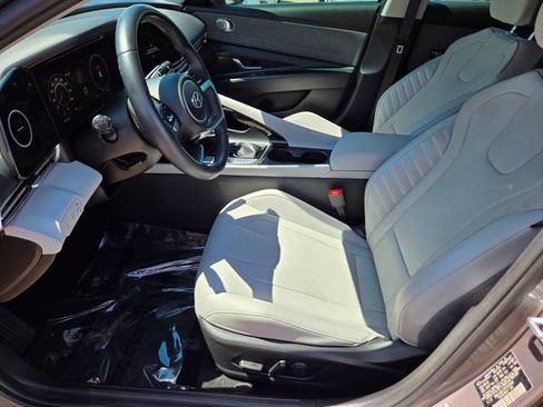 Used 2023 Hyundai Elantra Limited image 13