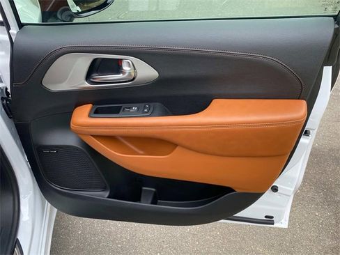 Used 2026 Chrysler Pacifica Pinnacle image 37