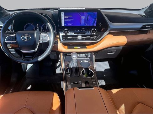 Used 2023 Toyota Highlander Platinum FWD image 16