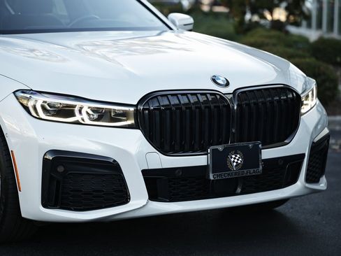 Used 2022 BMW 750i xDrive w/ Luxury Rear Seating Package image 2