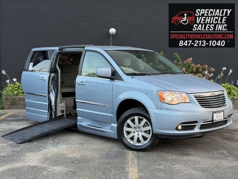 Used 2013 Chrysler Town & Country Touring FWD image 3