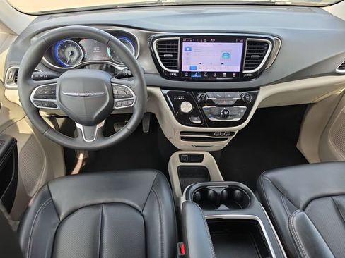 Used 2023 Chrysler Pacifica Touring-L FWD image 8