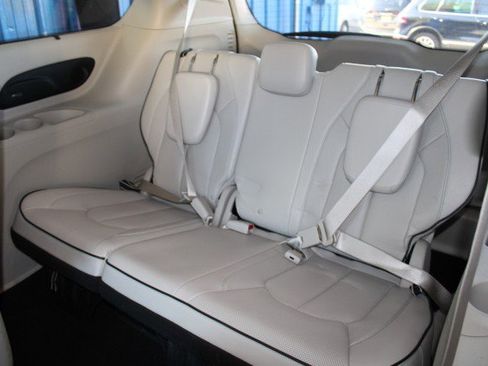 Used 2017 Chrysler Pacifica Platinum FWD image 9