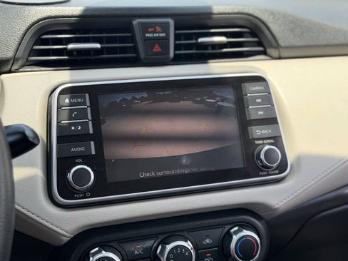 Used 2021 Nissan Versa SV FWD image 3