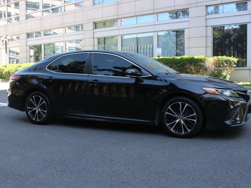 Used 2018 Toyota Camry SE w/ Moonroof Package FWD image 2