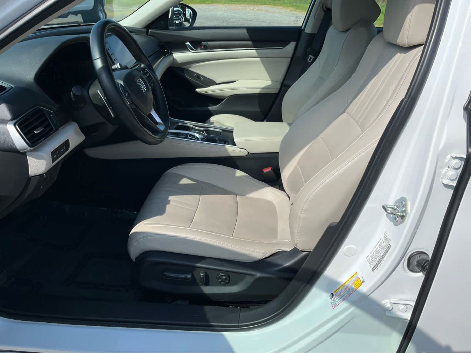 Used 2020 Honda Accord Touring image 11
