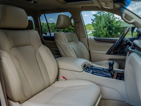 Used 2020 Lexus LX 570 4WD w/ Luxury Package image 31