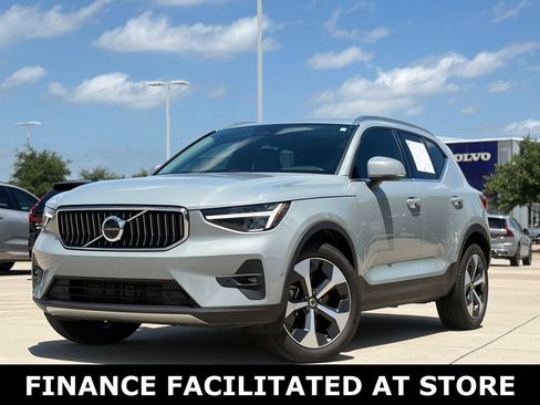 Certified 2025 Volvo XC40 B5 Plus AWD/4WD image 2