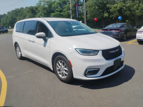 Used 2023 Chrysler Pacifica Touring-L FWD image 2