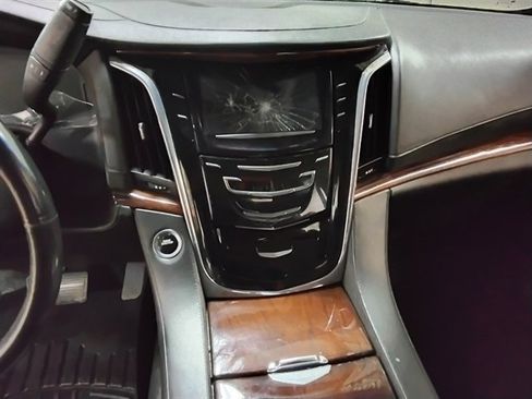 Used 2015 Cadillac Escalade Luxury image 12