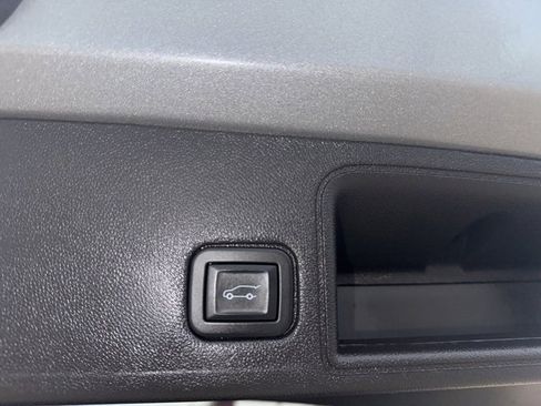 Used 2024 GMC Terrain SLT image 21