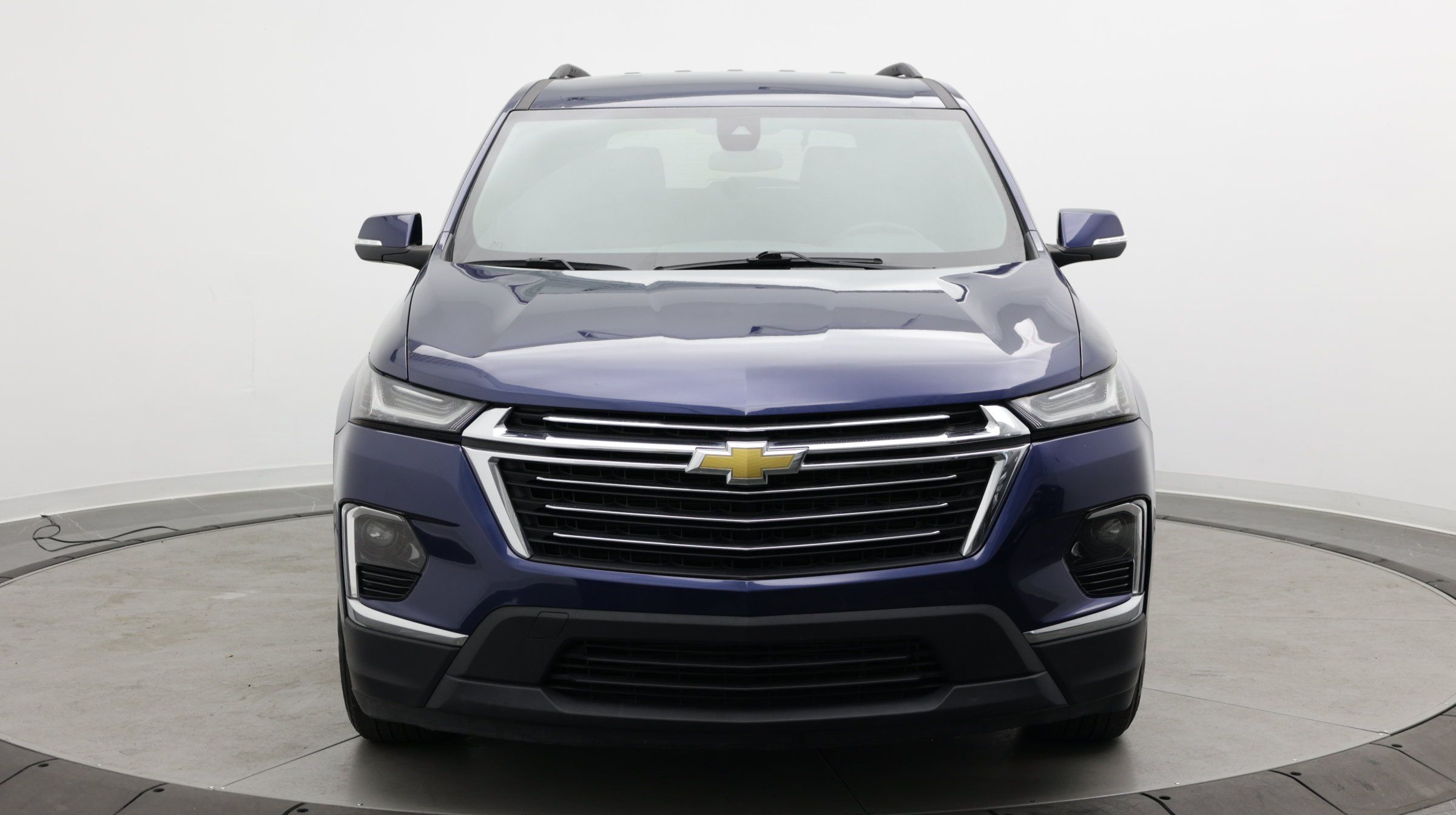 Used 2023 Chevrolet Traverse LT FWD image 2