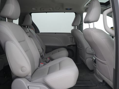 Used 2020 Toyota Sienna XLE image 12