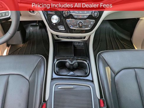 Used 2024 Chrysler Pacifica Limited w/ Uconnect Theater Family Group FWD image 20