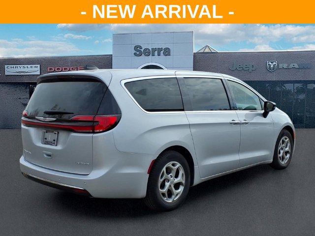 Used 2024 Chrysler Pacifica Limited FWD image 7
