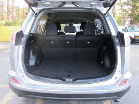 Used 2018 Toyota RAV4 LE FWD image 9