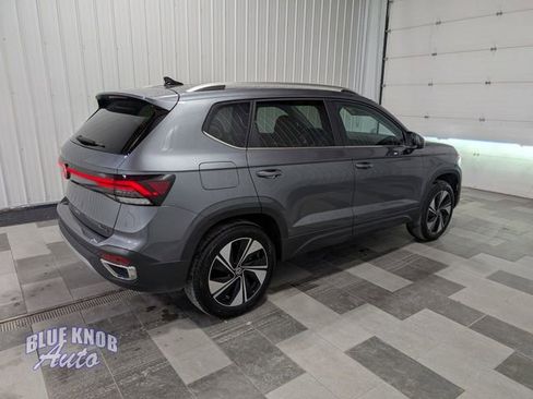 Used 2025 Volkswagen Taos SE image 4
