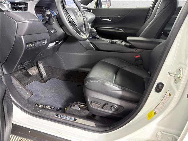 Used 2023 Toyota Venza Nightshade AWD/4WD image 9