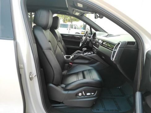 Used 2021 Porsche Cayenne E-Hybrid w/ Premium Package AWD/4WD image 23