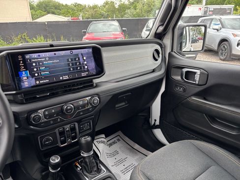 Used 2025 Jeep Wrangler Unlimited Sahara AWD/4WD image 36