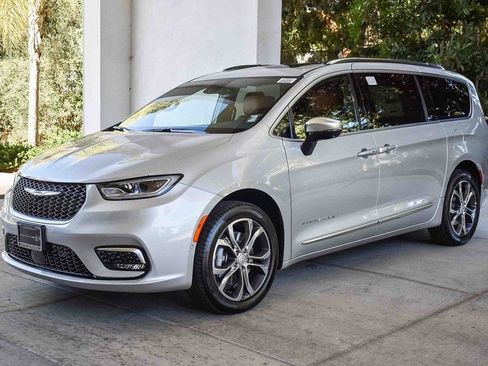 New 2026 Chrysler Pacifica Pinnacle w/ Trailer Tow Group AWD/4WD image 3