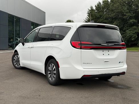 Used 2023 Chrysler Pacifica Touring-L FWD image 4