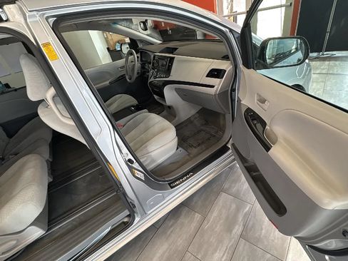 Used 2014 Toyota Sienna LE FWD image 16