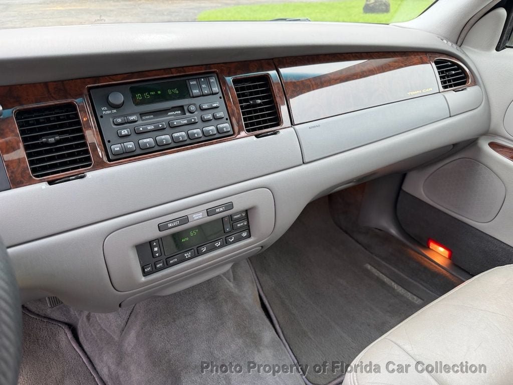 Used 1999 Lincoln Town Car Signature RWD image 8