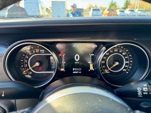 Used 2021 Jeep Wrangler Unlimited Sahara AWD/4WD image 15