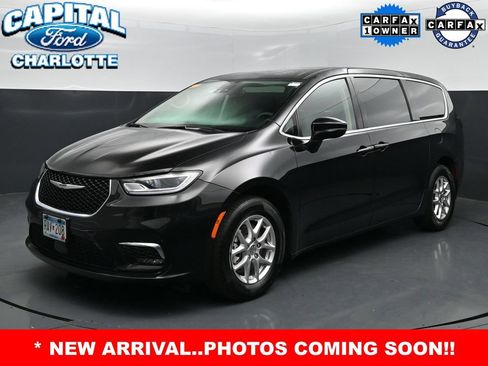 Used 2024 Chrysler Pacifica Touring-L FWD image 2