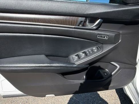 Used 2018 Honda Accord Touring image 19