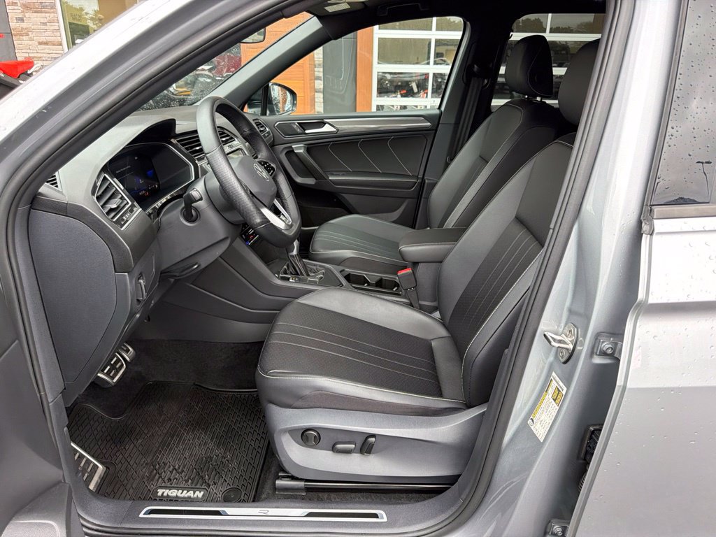 Used 2023 Volkswagen Tiguan SE R-Line FWD image 11