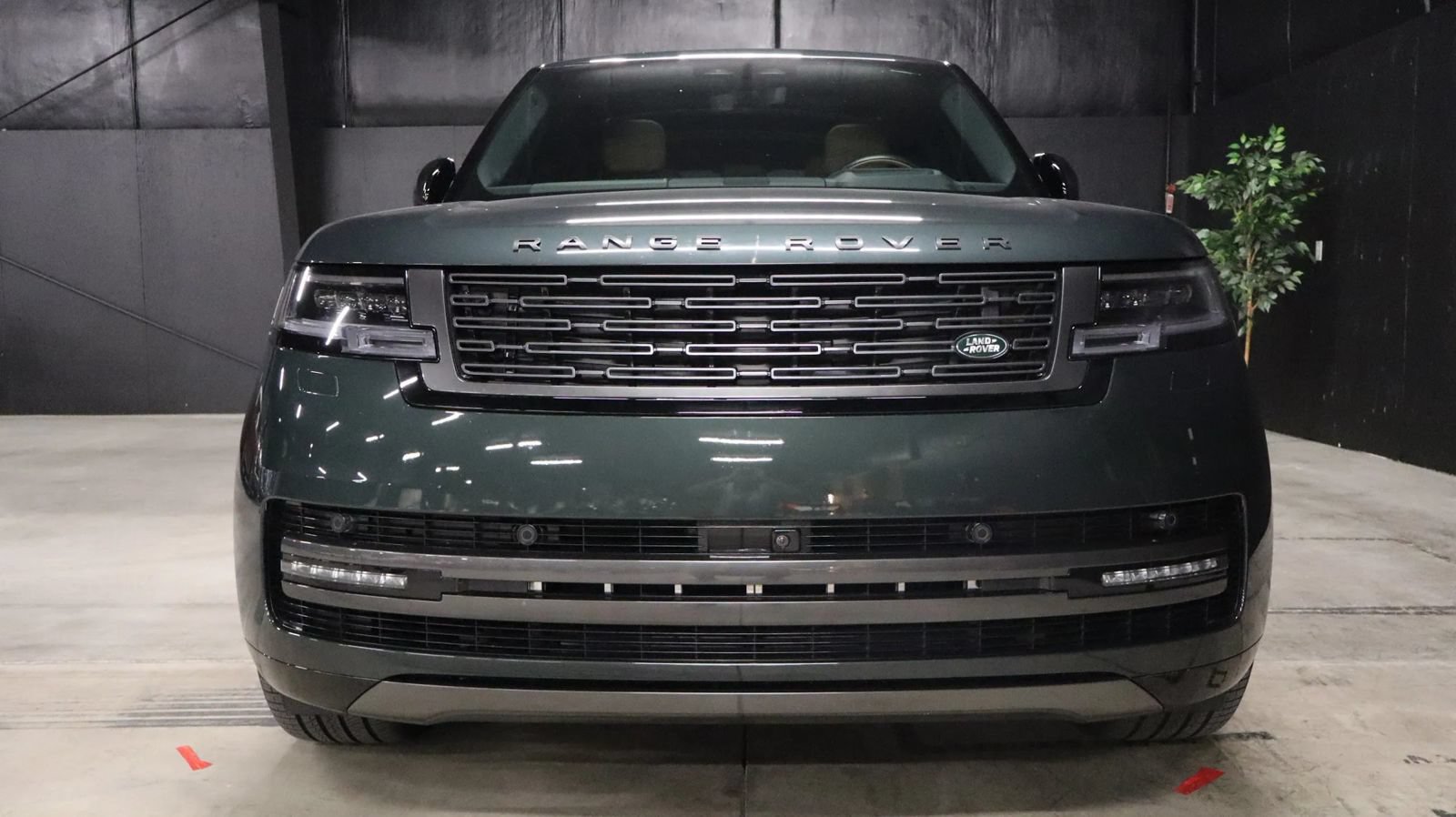 Used 2025 Land Rover Range Rover Long Wheelbase SE AWD/4WD image 6