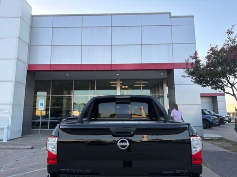 Used 2023 Nissan Titan SV w/ SV Convenience Package RWD image 5