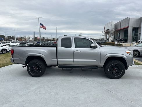 Used 2019 Toyota Tacoma SR image 11