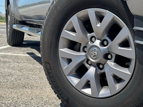Used 2018 Toyota Tacoma SR5 RWD image 2