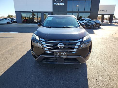 Used 2024 Nissan Rogue SV image 2