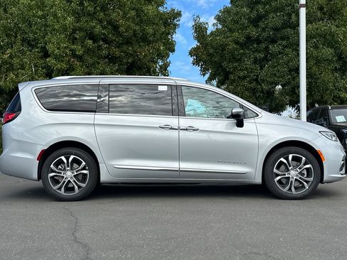 New 2026 Chrysler Pacifica Pinnacle w/ Trailer Tow Group image 3