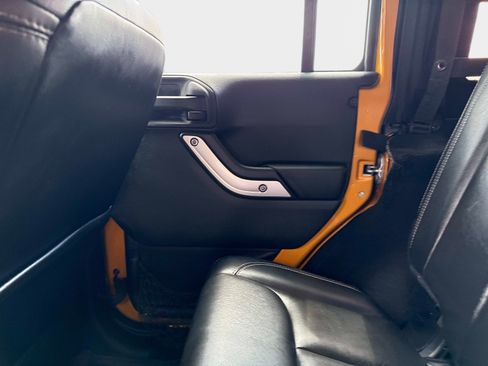 Used 2014 Jeep Wrangler Unlimited Rubicon w/ Connectivity Group AWD/4WD image 15