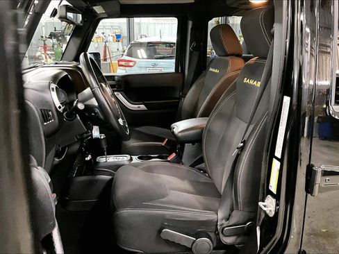 Used 2015 Jeep Wrangler Unlimited Sahara w/ Connectivity Group image 7