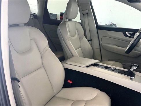 Used 2018 Volvo XC60 T5 Momentum w/ Vision Package image 11
